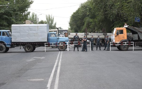 Ситуация на улице Хоренаци, у территории захваченного полка - Sputnik Армения