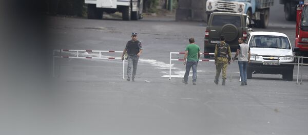 Ситуация на улице Хоренаци, у территории захваченного здания полка ППС Ситуация на улице Хоренаци, у территории захваченного здания полка ППС - Sputnik Արմենիա