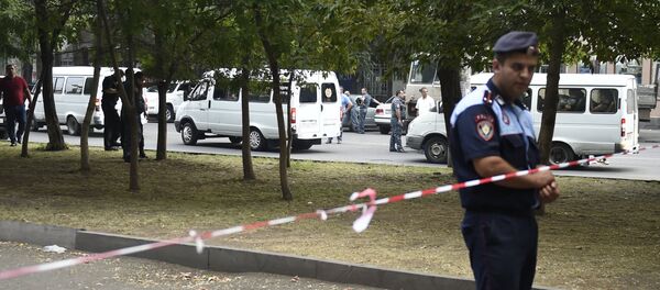 Ситуация на улице Хоренаци, у территории захваченного здания полка ППС - Sputnik Армения