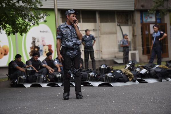 Ситуация на улице Хоренаци, у территории захваченного здания полка ППС Ситуация на улице Хоренаци, у территории захваченного здания полка ППС - Sputnik Армения