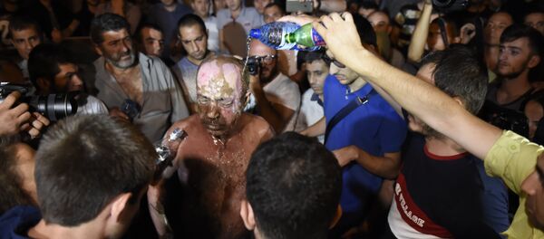 Попытка самосожжения во время акции протеста на улице Баграмяна в Ереване Попытка самосожжения во время акции протеста на улице Баграмяна в Ереване - Sputnik Армения