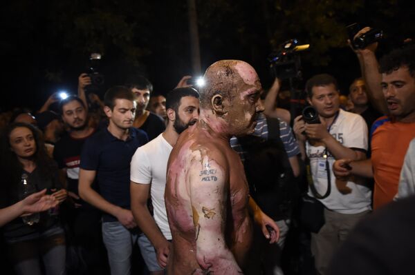 Один из демонстрантов попытался сжечь себя на проспекте Баграмяна - Sputnik Армения