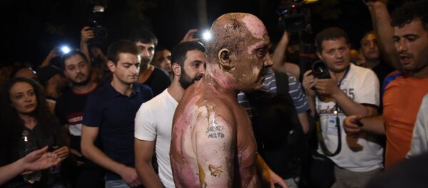 Один из демонстрантов попытался сжечь себя на проспекте Баграмяна Один из демонстрантов попытался сжечь себя на проспекте Баграмяна - Sputnik Армения