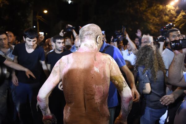 Один из демонстрантов попытался сжечь себя на проспекте Баграмяна - Sputnik Армения