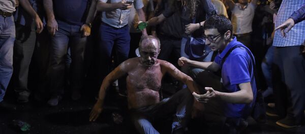 Один из демонстрантов попытался сжечь себя на проспекте Баграмяна Один из демонстрантов попытался сжечь себя на проспекте Баграмяна - Sputnik Армения