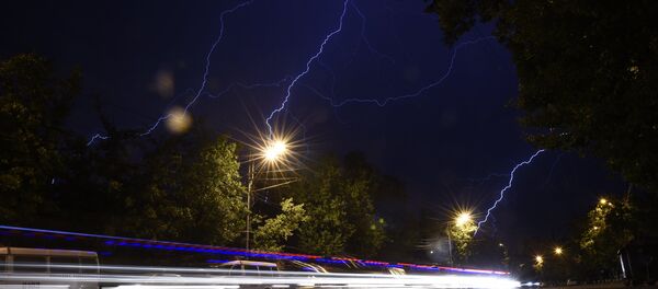 Молния. Проспект Баграмяна после демонстрации Молния. Проспект Баграмяна после демонстрации - Sputnik Արմենիա