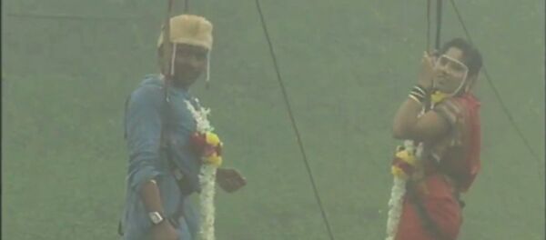 СПУТНИК_Обмен клятвами на высоте 90 метров – пара из Индии устроила необычную свадьбу СПУТНИК_Обмен клятвами на высоте 90 метров – пара из Индии устроила необычную свадьбу - Sputnik Արմենիա