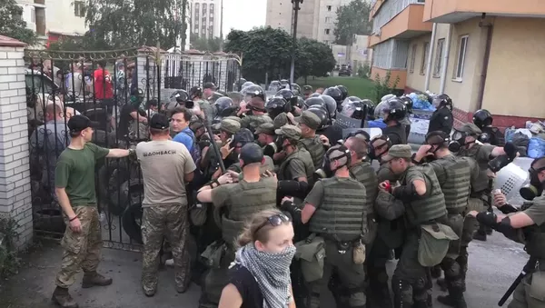 Спутник_Радикалы дрались с полицией и кидали дымовые шашки у здания суда в Киеве - Sputnik Армения