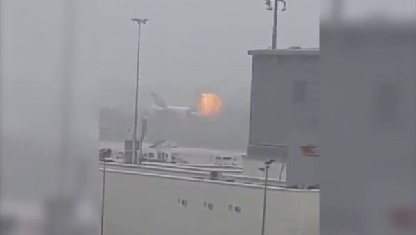 Момент взрыва в самолете при приземлении в аэропорту Дубая - Sputnik Армения