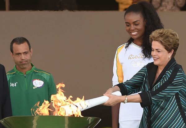 Президент Бразилии Дилма Роуссефф с Олимпийским огнем - Sputnik Армения
