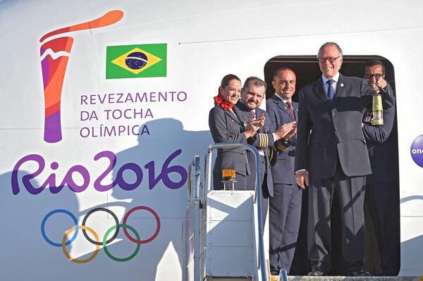 Президент Олимпийского комитета Бразилии Карлос Артур Нузман держит Олимпийский огонь - Sputnik Армения