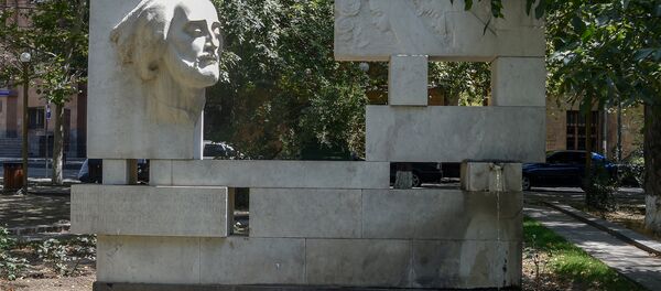 Ереван никому не даст засохнуть: феномен уличных фонтанчиков Ереван никому не даст засохнуть: феномен уличных фонтанчиков - Sputnik Армения