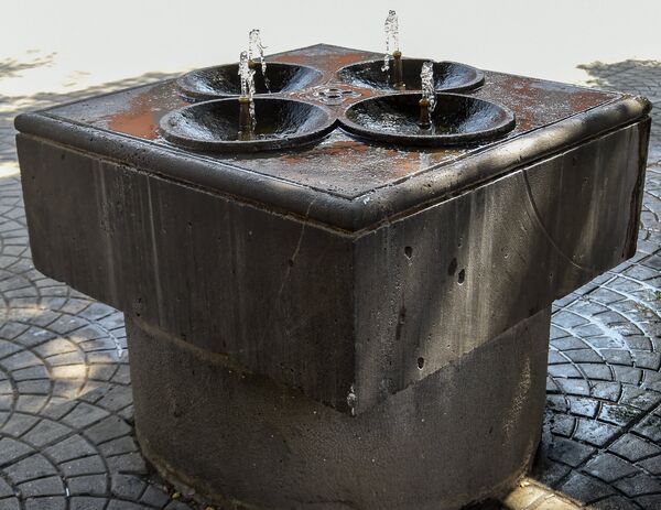 Ереван никому не даст засохнуть: феномен уличных фонтанчиков Ереван никому не даст засохнуть: феномен уличных фонтанчиков - Sputnik Армения