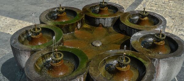 Ереван никому не даст засохнуть: феномен уличных фонтанчиков Ереван никому не даст засохнуть: феномен уличных фонтанчиков - Sputnik Արմենիա