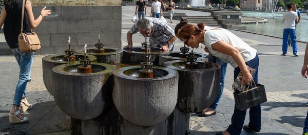 Ереван никому не даст засохнуть: феномен уличных фонтанчиков Ереван никому не даст засохнуть: феномен уличных фонтанчиков - Sputnik Արմենիա