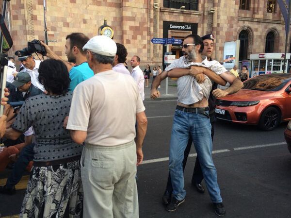 Полицейские разгоняют активистов движения Вставай, Армения Полицейские разгоняют активистов движения Вставай, Армения - Sputnik Армения