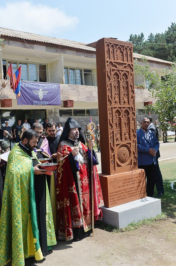 президент Армении Серж Саргсян принял участие в церемонии установки и освящения хачкара, являющегося копией одного из каменных крестов, уничтоженных в Джуге президент Армении Серж Саргсян принял участие в церемонии установки и освящения хачкара, являющегося копией одного из каменных крестов, уничтоженных в Джуге - Sputnik Армения