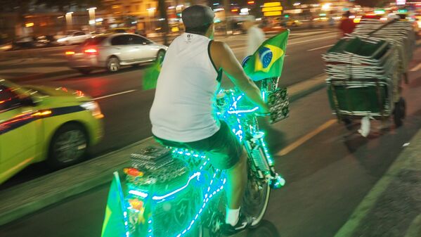 Бразильский болельщик едет на пляж на украшенном в честь Игр мотоцикле - Sputnik Армения