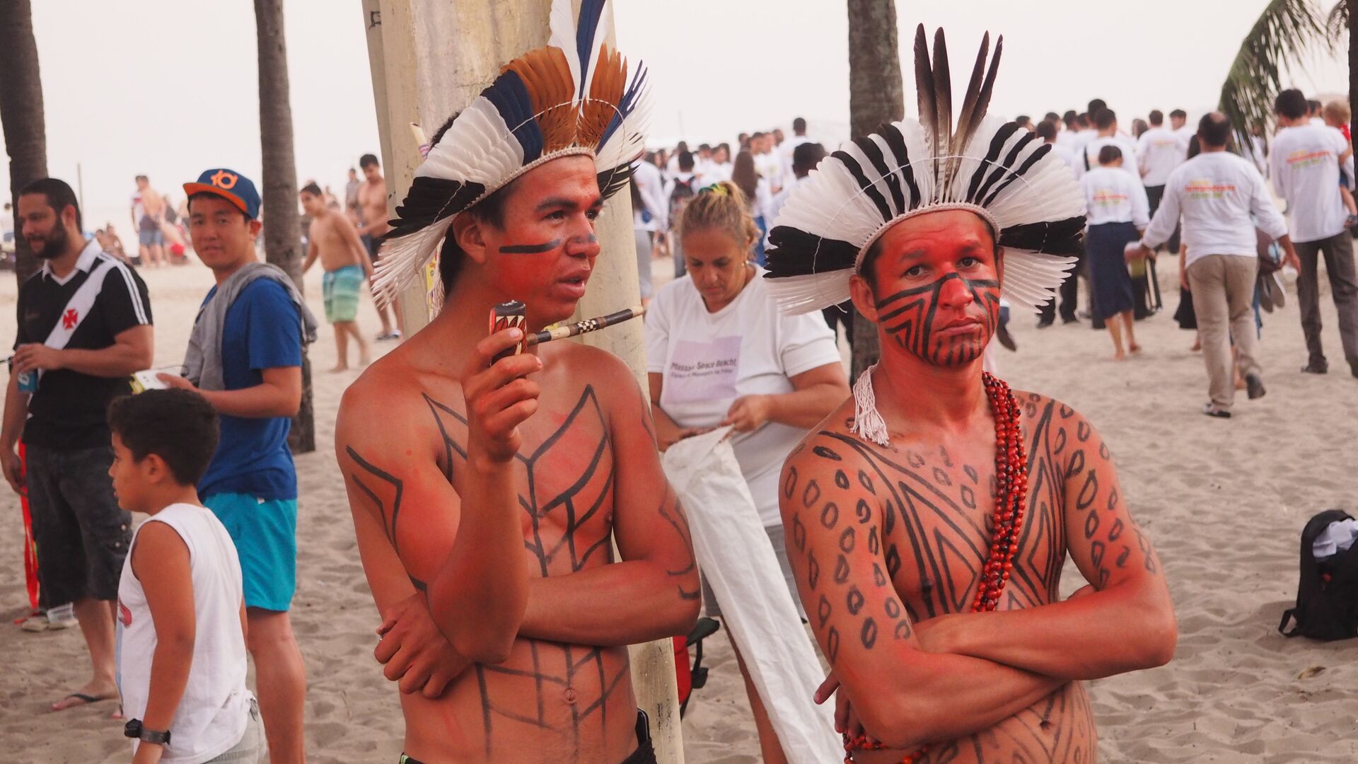 Индейцы продают изделия ручной работы на пляже Копакабана  - Sputnik Արմենիա, 1920, 31.12.2023