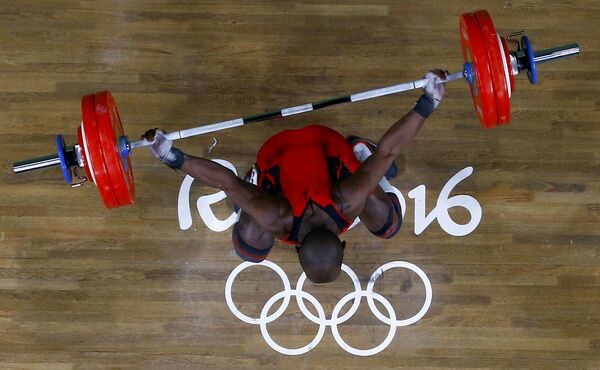 Колумбийский тяжелоатлет Эдвин Москуэра во время соревнований на XXXI летних Олимпийских играх - Sputnik Армения