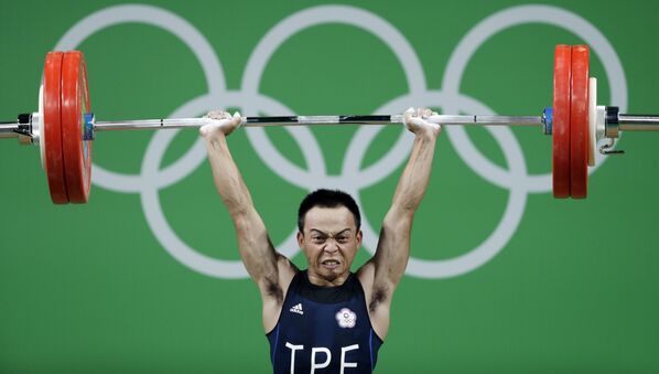 Вьетнамский тяжелоатлет Тан Чи-Чанг во время соревнований на XXXI летних Олимпийских играх - Sputnik Армения
