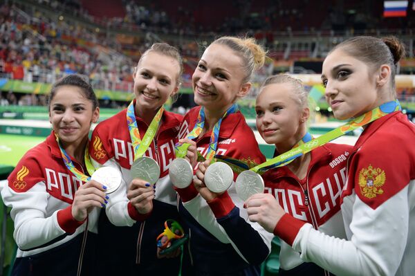 Արծաթե մեդալ նվաճած Ռուսաստանի սպորտային մարմնամարզության հավաքականի մարզուհիները պարգևատրման արարողության ժամանակ  многоборье среди женщин на соревнованиях по спортивной гимнастике на XXXI летних Олимпийских играх, на церемонии награждения - Sputnik Արմենիա