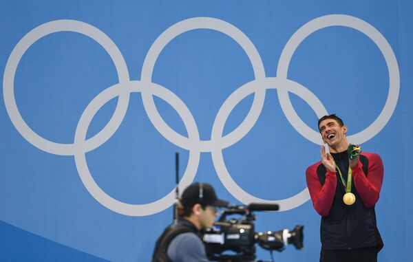 Майкл Фелпс, завоевавший золотую медаль на соревнованиях по плаванию на дистанции 200 м баттерфляем среди мужчин на XXXI летних Олимпийских играх - Sputnik Армения