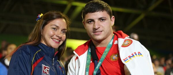 Андраник Карапетян с болельщицей Андраник Карапетян с болельщицей - Sputnik Армения