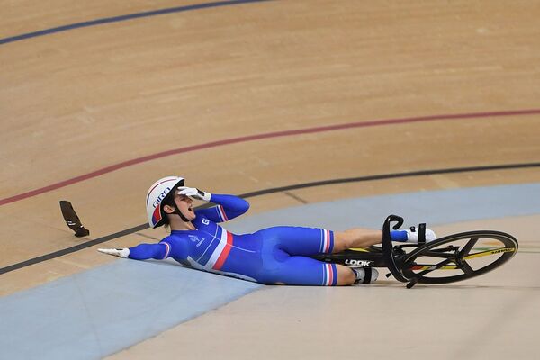 Падение французской велосипедистки Вирджинии Куефф на треке на Олимпийских играх 2016 в Рио-де-Жанейро - Sputnik Армения