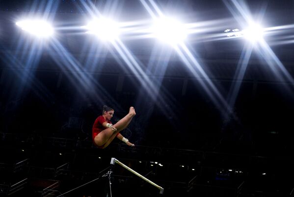 Алия Мустафина во время соревнований по спортивной гимнастике среди женщин на XXXI летних Олимпийских играх в Рио-де-Жанейро - Sputnik Армения