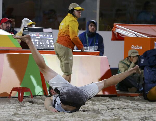 Волейболист Джошуа Бинсток из Канады во время падения на XXXI летних Олимпийских играх в Рио-де-Жанейро - Sputnik Армения