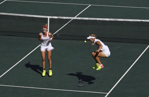 Теннисистки Елена Веснина и Екатерина Макарова после победы в матче против сборной Швейцарии на XXXI летних Олимпийских играх в Рио-де-Жанейро - Sputnik Армения