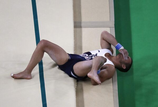 Французский гимнаст Амир Айд Саид, повредивший ногу во время соревнований по спортивной гимнастике на Олимпиаде 2016 в Рио-де-Жанейро - Sputnik Армения