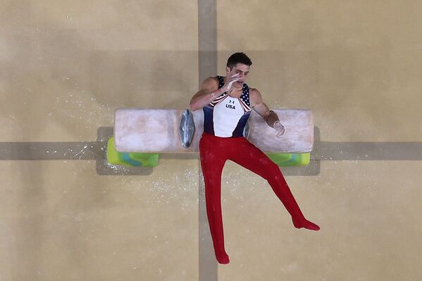 Американский гимнаст Кристофер Брукс во время падения на XXXI летних Олимпийских играх в Рио-де-Жанейро - Sputnik Армения