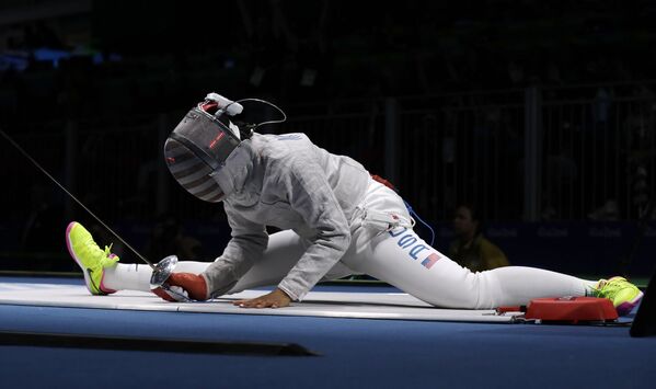 Фехтовальщица Ибтихадж Мухаммад из США после падения на XXXI летних Олимпийских играх в Рио-де-Жанейро - Sputnik Армения