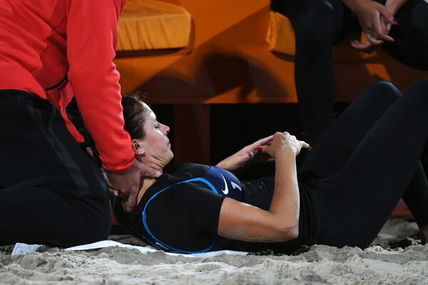 Волейболистка Изабель Форрер из Швейцарии после падения на Олимпийских играх-2016 в Рио-де-Жанейро - Sputnik Армения