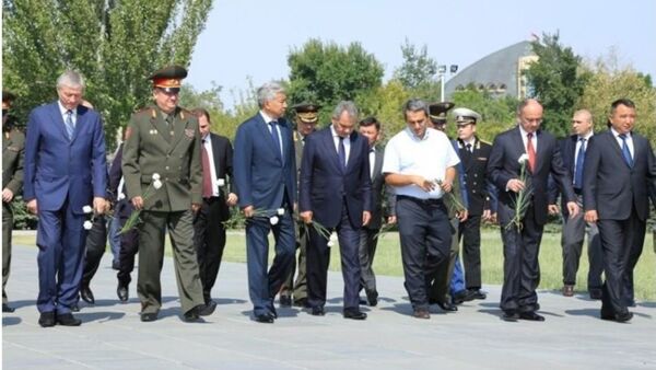 Участники заседания Совета министров ОДКБ посетили Цицернакаберд - Sputnik Армения