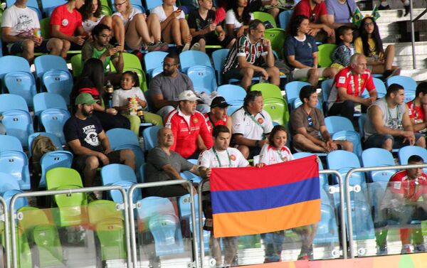 Флаг Армении в Рио-2016. Армянские спортсмены болеют за свою команду - Sputnik Армения