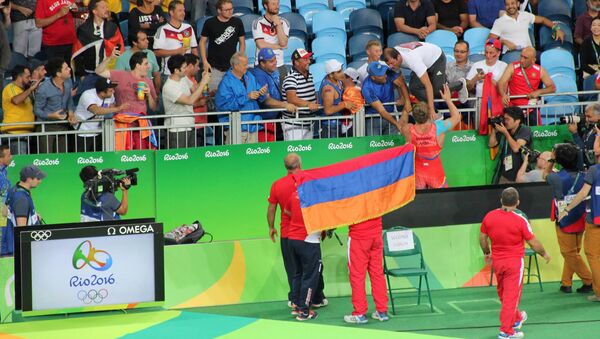 Артур Алексанян празднует золотую медаль на олимпийских играх в Рио - Sputnik Армения