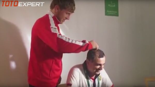 Видео из Рио. Олимпийский чемпион побрил налысо комментатора - Sputnik Армения
