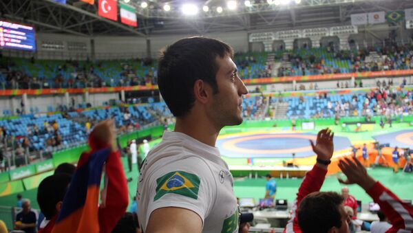 Гимнаст Артур Давтян наблюдает за выступлением Артура Алексаняна в Рио, в котором армянский спортсмен завоевал золотую медаль и стал олимпийским чемпионом. - Sputnik Արմենիա