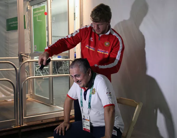 Олимпийски чемпион Артур Алексанян побрил наголо комментатора Общественного телевидения Армении Карена Гилояна - Sputnik Армения