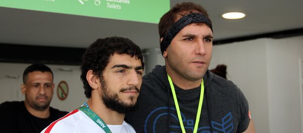 Болельщики фотографируются с Миграном Арутюняном - Sputnik Армения