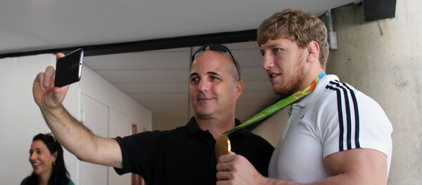 Болельщики фотографируются с олимпийским чемпионом Артуром Алексаняном - Sputnik Армения