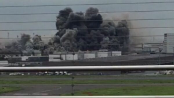 СПУТНИК_Густой дым поднялся над заводом в Токио во время пожара. Съемка очевидца - Sputnik Армения