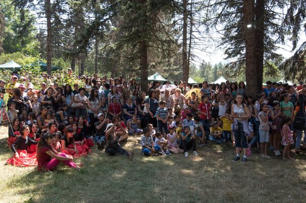 Фестиваль меда и ягод в Шамшадине, Армения Фестиваль меда и ягод в Шамшадине, Армения - Sputnik Армения