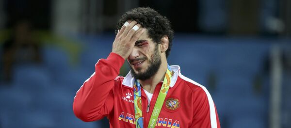 Мигран Арутюнян после боя за золото с Давором Штефанеком на Олимпийский играх в Рио де-Жанейро Мигран Арутюнян после боя за золото с Давором Штефанеком на Олимпийский играх в Рио де-Жанейро - Sputnik Армения
