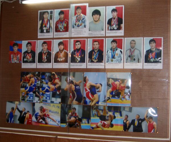 Школа единоборства в Гюмри. Стенд лучших спортсменов школы Школа единоборства в Гюмри. Стенд лучших спортсменов школы - Sputnik Армения