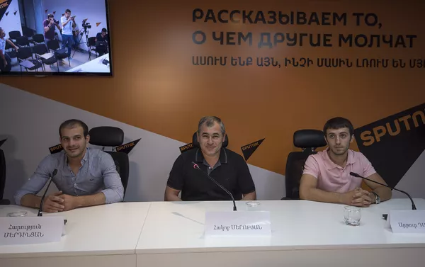 Гимнасты Арутюн Мердинян и Артур Давтян, с тренером Акопом Серобяном Гимнасты Арутюн Мердинян и Артур Давтян, с тренером Акопом Серобяном - Sputnik Армения
