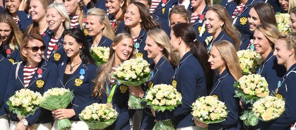 Церемония вручения премьер-министром РФ Д. Медведевым автомобилей российским спортсменам - победителям и призерам Игр XXXI Олимпиады в Рио-де-Жанейро - Sputnik Армения